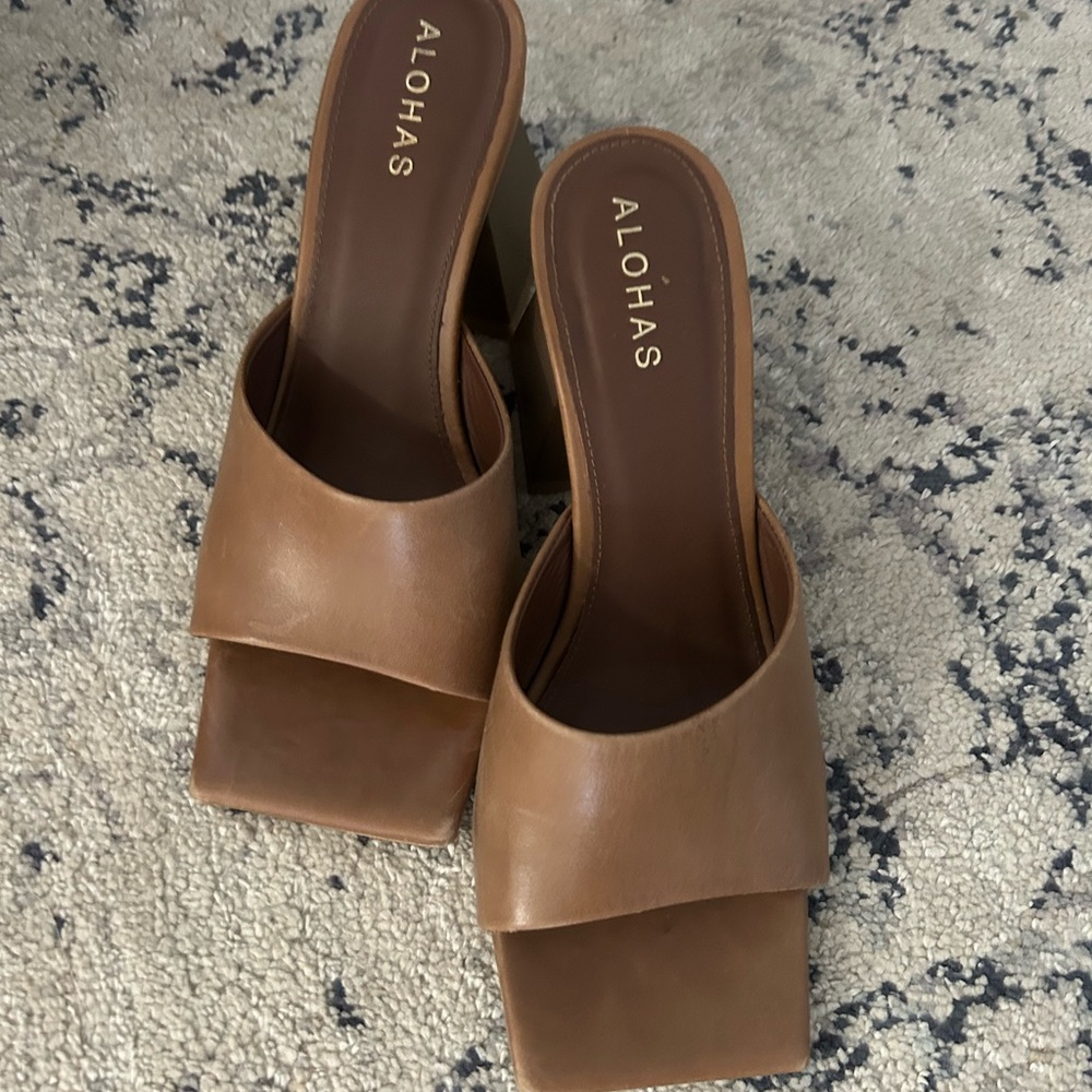 Alohas Women's Tan Leather Sandals